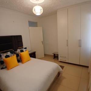 Giường trong phòng chung tại Wales Suite