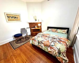 Un dormitorio con una cama, una mesa y una silla. en 3BR Guest House near Adelaide CBD Joslin 5070, en Evandale