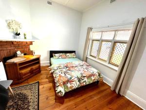 a bedroom with a bed and a window at 3BR Guest House near Adelaide CBD Joslin 5070 in Evandale