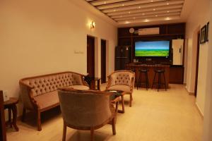 TV a/nebo společenská místnost v ubytování Hortus Malabaricus Garden Resort