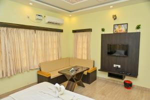 TV a/nebo společenská místnost v ubytování NAVARATHNA International resort