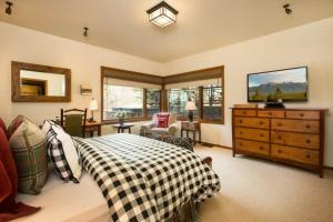 TV a/nebo společenská místnost v ubytování RMR: Timbers at Granite Ridge 3088 in Teton Village