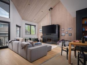 TV a/nebo společenská místnost v ubytování RMR: Tram Tower 3 Condo in Teton Village