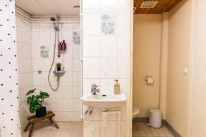 Ένα μπάνιο στο Villa Santa Aurora - Spacious Lapland Home & Sauna by Book Lapland