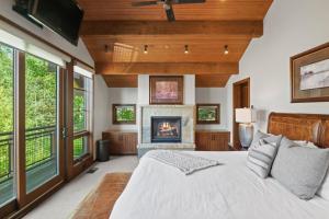 Ένα ή περισσότερα κρεβάτια σε δωμάτιο στο RMR: Timbers at Granite Ridge 3100 in Teton Village