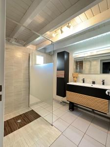 Ένα μπάνιο στο Qualit-Home - 8 personnes - jardin