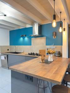 Η κουζίνα ή μικρή κουζίνα στο Qualit-Home - 8 personnes - jardin