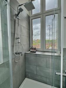 a bathroom with a shower with a glass door at Self Check-in Haus - 15min zum Hbf und Messe in Düsseldorf