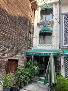 Tòa nhà nơi khách sạn tọa lạc