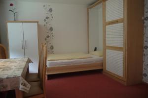 ein kleines Schlafzimmer mit einem Bett und einem Schrank in der Unterkunft Meeresbriese in Westerland