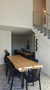 Un comedor con mesa y sillas de madera. en The Wine's Sundial, en Aiello del Friuli