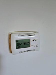 un reloj digital colgando de una pared en The Wine's Sundial, en Aiello del Friuli 14 fotos más