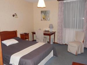 Ένα ή περισσότερα κρεβάτια σε δωμάτιο στο hôtel restaurant du cygne