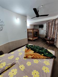 Ένα ή περισσότερα κρεβάτια σε δωμάτιο στο Hotel Alankar