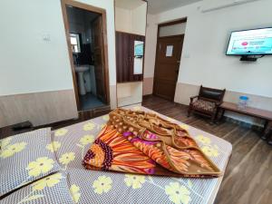 a table with two kites sitting on top of it at Hotel Alankar in Manāli