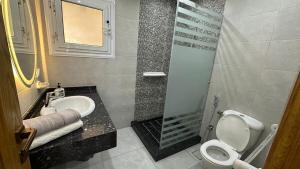 O baie la Chalet Ultra Lux,Direct sea view,2 bedrooms,for families, with passes for Gates all year and 4 pass to private beach from May till end of October Maamoura Beach شاليه الترا لوكس صف اول غرفتين و صاله مع كارنيهات شاطىء خاص من مايو لاخر اكتوبر للعائلات +6 fotografii