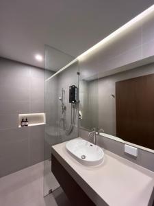 a white bathroom with a sink and a shower at วันทน่า พูลวิลล่า เนินมะปราง in Ban Mung