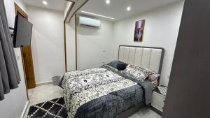 Un pat sau paturi într-o cameră la Chalet Ultra Lux,Direct sea view,2 bedrooms,for families, with passes for Gates all year and 4 pass to private beach from May till end of October Maamoura Beach شاليه الترا لوكس صف اول غرفتين و صاله مع كارنيهات شاطىء خاص من مايو لاخر اكتوبر للعائلات