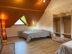 Postel nebo postele na pokoji v ubytování Le gîte de SoleilMapou pour 12 personnes en Normandie près de Fécamp et d'Etretat, idéal grandes tribus, vous pouvez me contacter sur Les gîtes de SoleilMapou