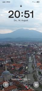 eine Luftaufnahme einer Stadt mit dem Text in der Unterkunft Locker in Prizren