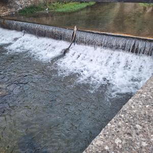 ein Wasserdamm, aus dem Wasser austritt in der Unterkunft Locker in Prizren + 1 Foto