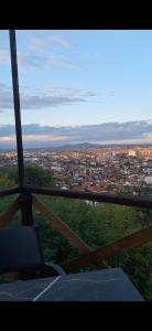 Blick auf eine Stadt von der Spitze eines Gebäudes in der Unterkunft Locker in Prizren