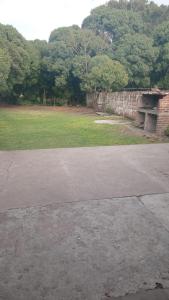 un parque con un muro de ladrillo y un campo de césped en El Encanto, en Mar del Plata