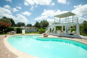 una grande piscina con gazebo in un cortile di VILLA DI l ABBIU RELAIS ANTICA DIMORA STORICA a Sorso