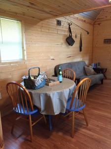 Posezení v ubytování Secluded Cabin on Organic Working Farm in the Ozarks of Northern Arkansas + 24 fotografií