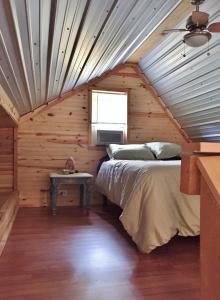 Postel nebo postele na pokoji v ubytování Secluded Cabin on Organic Working Farm in the Ozarks of Northern Arkansas