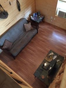 Posezení v ubytování Secluded Cabin on Organic Working Farm in the Ozarks of Northern Arkansas