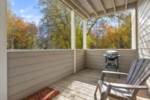 een afgeschermde veranda met 2 stoelen en een grill bij RMR: Yarrow 2311 Condo in The AspensWilson WY in Moose Wilson Road