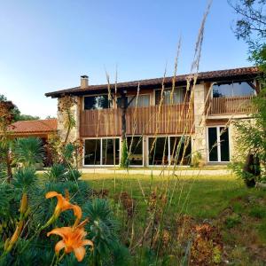 una casa con un ponte in cima a un cortile di Gîte En Gélion a Sarrant