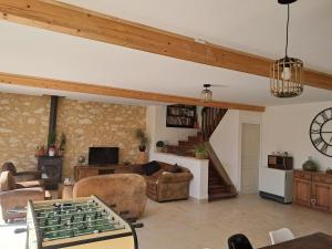 un soggiorno pieno di mobili e un biliardino di Gîte En Gélion a Sarrant