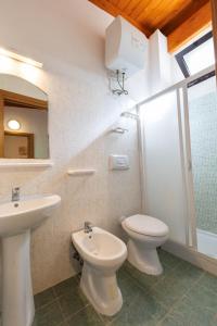 ヴィエステにあるResidence Regine Clubのトイレと洗面台を備えた白いバスルーム +28枚の写真