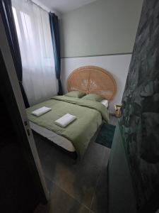 une chambre avec un lit avec deux serviettes dessus dans l'établissement Love room - Jacuzzi - Salle de jeux complète, à Reims