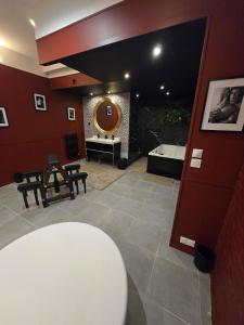 une salle de bain avec une baignoire, des toilettes et un lavabo dans l'établissement Love room - Jacuzzi - Salle de jeux complète, à Reims