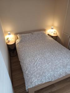 Ένα ή περισσότερα κρεβάτια σε δωμάτιο στο stan na dan IM