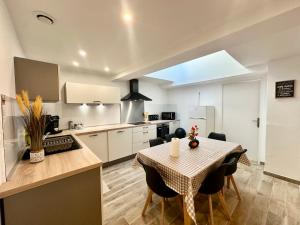 eine Küche und ein Esszimmer mit Tisch und Stühlen in der Unterkunft Graoully Saint Louis in Metz