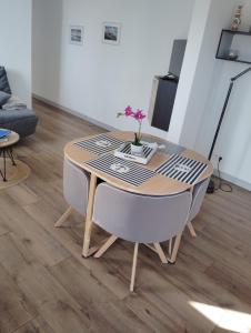 Una mesa en una sala de estar con una mesa y un sofá en Anna, en Pléboulle