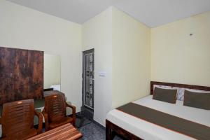 Ένα ή περισσότερα κρεβάτια σε δωμάτιο στο Hotel O Sai Residency Boarding & Lodging