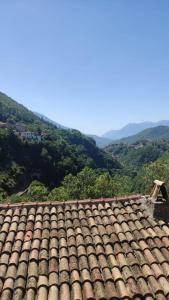 a roof of a house with mountains in the background at Casina Giulia in Capistrello