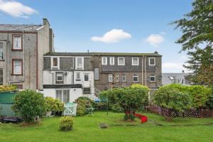 Zahrada ubytování Coastal Charm: Modern Retreat by Seafront