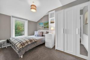 Postel nebo postele na pokoji v ubytování Coastal Charm: Modern Retreat by Seafront