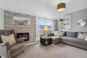 Χώρος καθιστικού στο Coastal Charm: Modern Retreat by Seafront