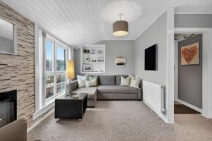 TV a/nebo společenská místnost v ubytování Coastal Charm: Modern Retreat by Seafront