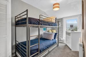 Ένα ή περισσότερα κρεβάτια σε δωμάτιο στο Coastal Charm: Modern Retreat by Seafront