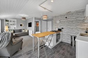 Χώρος καθιστικού στο Coastal Charm: Modern Retreat by Seafront +5 φωτογραφίες