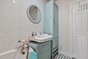 Koupelna v ubytování Coastal Charm: Modern Retreat by Seafront + 5 fotografií