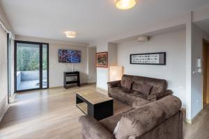 ein Wohnzimmer mit Sofa und Tisch in der Unterkunft Beautiful townhouse 20km from Bilbao in Laudio/Llodio